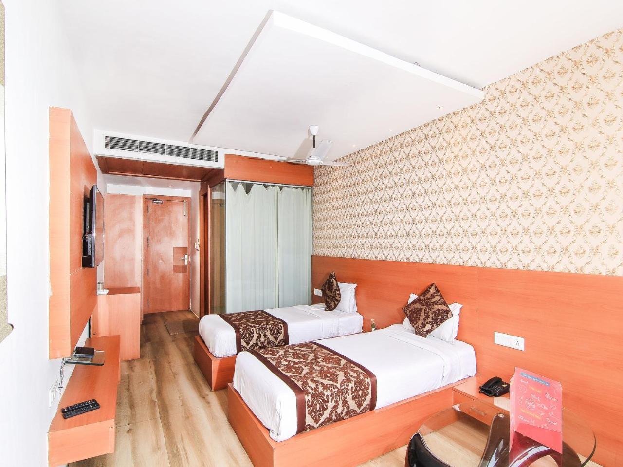 Oyo 3683 De Global Park Hotel Hasanganj ภายนอก รูปภาพ